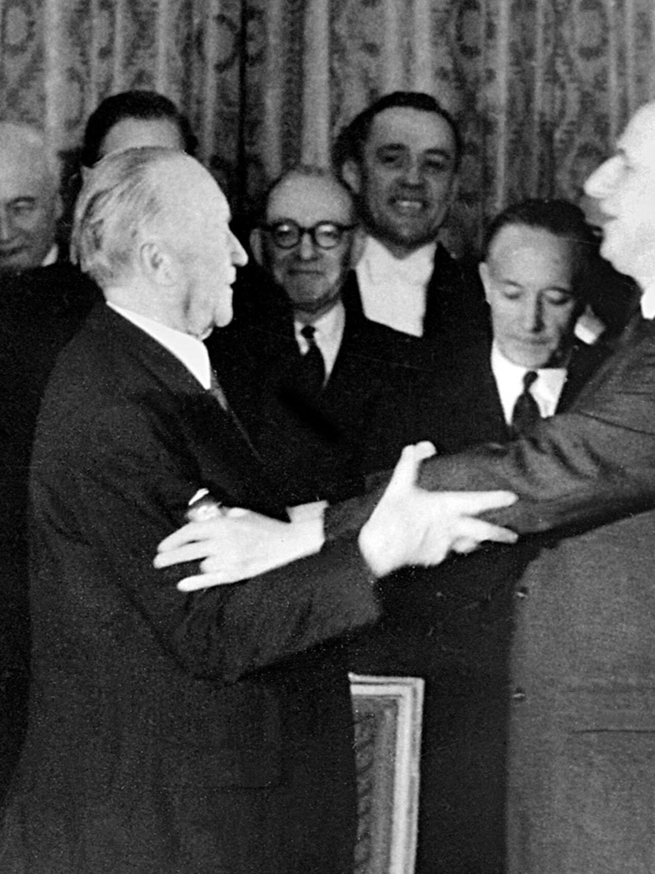 Archive : Élites et dirigeants politiques lors d'une réception officielle